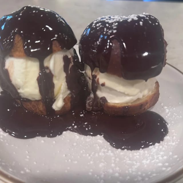 Profiteroles Au Chocolat.